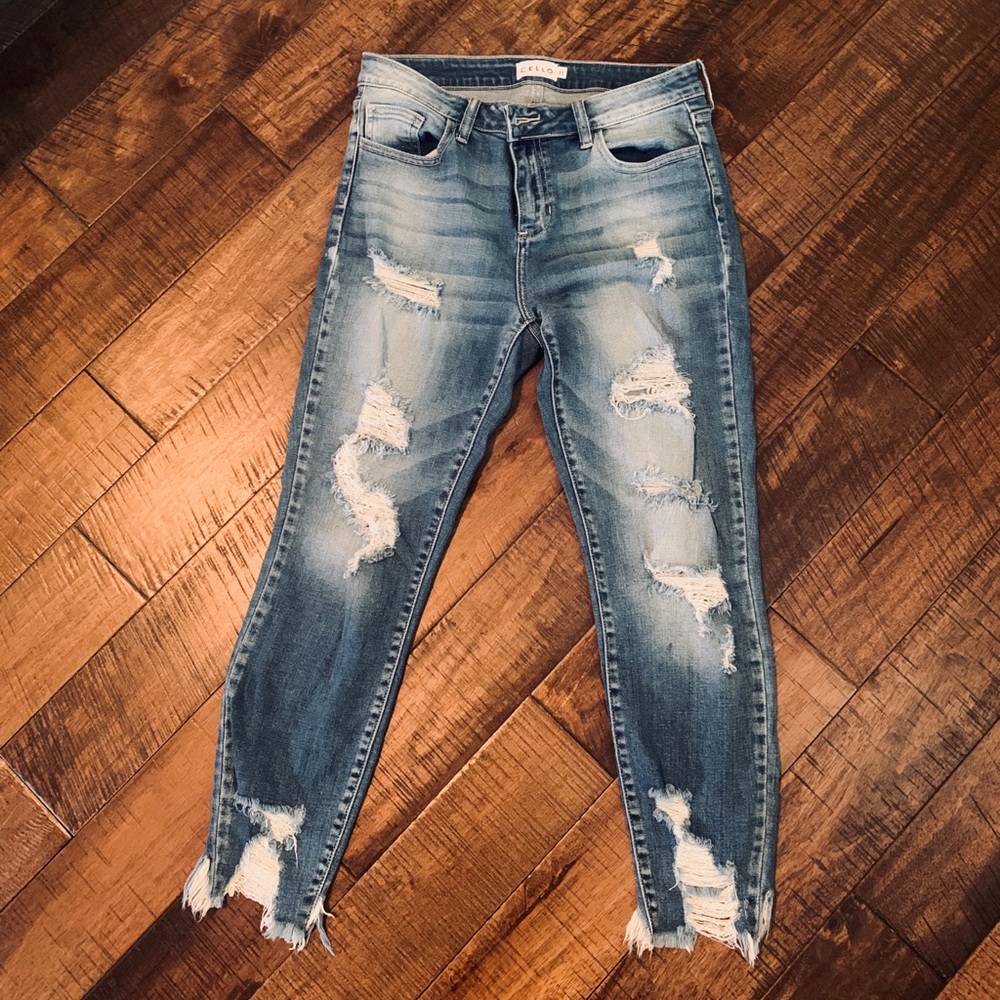 ✨Cello size 11 cropped jeans. NWOT 💕